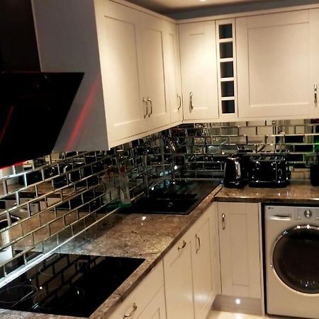 Impeccable 2-Bed House Apartment ลอนดอน ภายนอก รูปภาพ