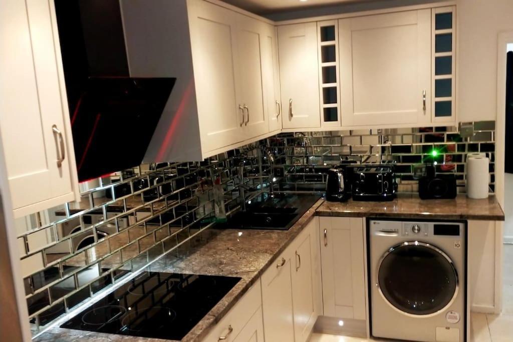 Impeccable 2-Bed House Apartment ลอนดอน ภายนอก รูปภาพ