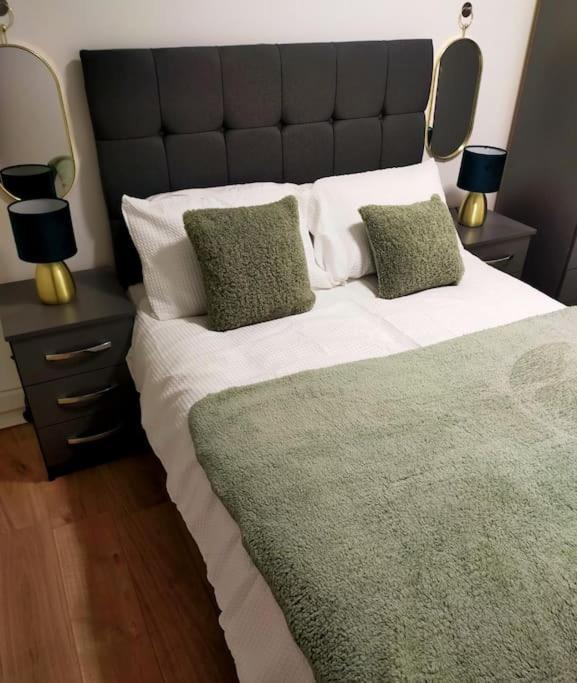 Impeccable 2-Bed House Apartment ลอนดอน ภายนอก รูปภาพ
