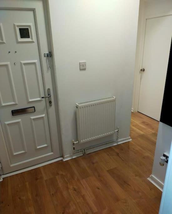 Impeccable 2-Bed House Apartment ลอนดอน ภายนอก รูปภาพ