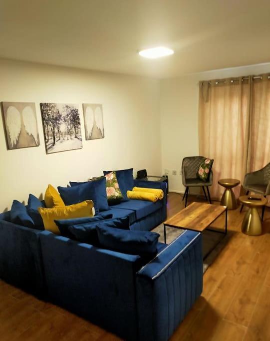 Impeccable 2-Bed House Apartment ลอนดอน ภายนอก รูปภาพ