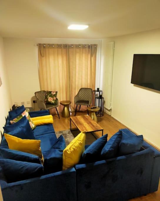 Impeccable 2-Bed House Apartment ลอนดอน ภายนอก รูปภาพ