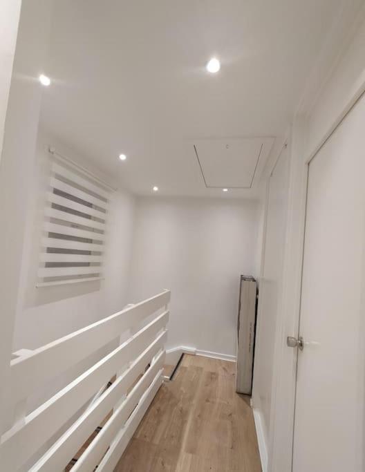 Impeccable 2-Bed House Apartment ลอนดอน ภายนอก รูปภาพ