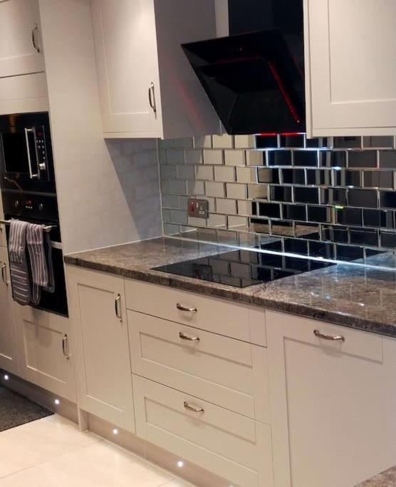 Impeccable 2-Bed House Apartment ลอนดอน ภายนอก รูปภาพ