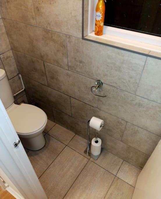 Impeccable 2-Bed House Apartment ลอนดอน ภายนอก รูปภาพ