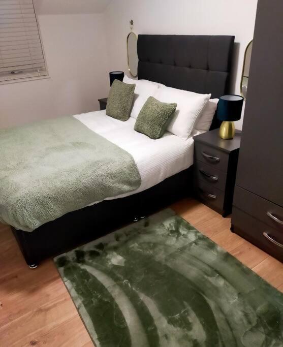 Impeccable 2-Bed House Apartment ลอนดอน ภายนอก รูปภาพ