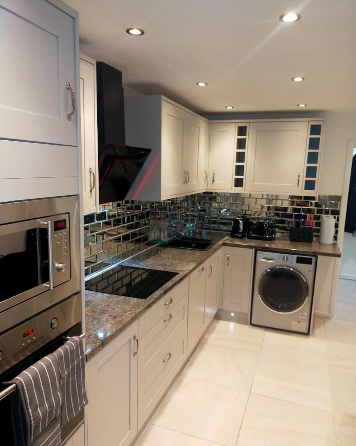 Impeccable 2-Bed House Apartment ลอนดอน ภายนอก รูปภาพ